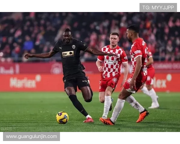 莱万梅开二度状态火热 巴萨主场强势击溃赫罗纳豪取关键胜利 莱万梅开二度状态火热 巴萨主场强势击溃赫罗纳豪取关键胜利