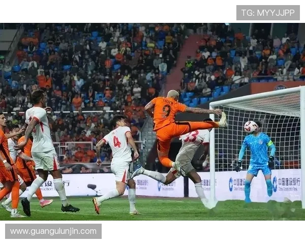 球迷热情鼓掌为弗里克加油 支持声浪响彻全场 球迷热情鼓掌为弗里克加油 支持声浪响彻全场